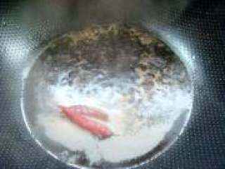 6、家庭版酸辣粉,将调味酱油、老抽、白糖、醋、倒入锅中烧开