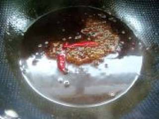 7、家庭版酸辣粉,倒入水淀粉烧开，加胡椒粉、味精、香油调味即可