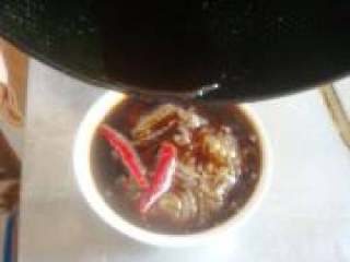 8、家庭版酸辣粉,倒入碗中，一碗酸辣粉就做好了