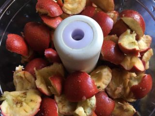 2、山楂酱,去籽放入果蔬机中。