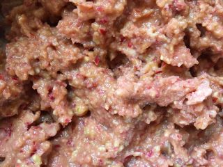 3、山楂酱,加一点水打成浆。