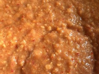 4、山楂酱,放在锅内用小火熬煮，用勺搅动，不要结底，并加入冰糖，糖量可自己根据需求添加。