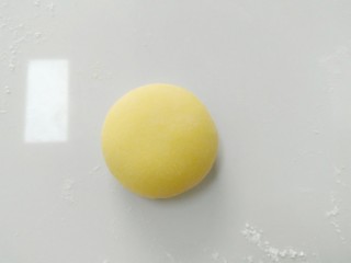 2、花式馒头小色熊,然后取出面团充分揉捏排气，分成若干小剂子后，在搓成如图一样的圆形面团。