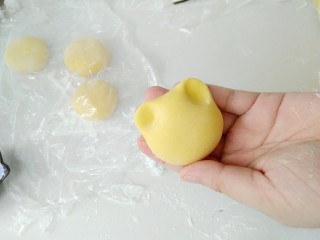 3、花式馒头小色熊,用手指捏出两个小耳朵