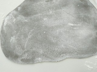 4、花式馒头小色熊,另和一部分白面，加入可可粉揉匀。然后擀成薄薄的面片。