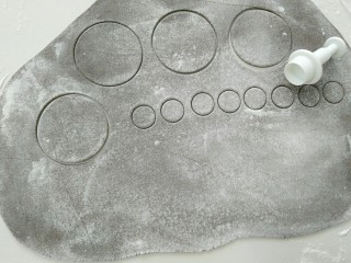 6、花式馒头小色熊,在找一个圆形模具，压出小圆圆。