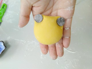 7、花式馒头小色熊,压出的小圆圆，贴在耳朵处。