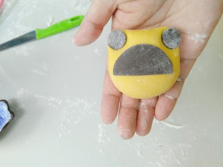 8、花式馒头小色熊,粘上脸部黑色面片。