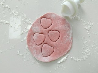 9、花式馒头小色熊,另取一部分白面团，加入适量红曲米粉。压出心形做眼睛。