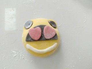 11、花式馒头小色熊,最后白面团搓长，做嘴巴。