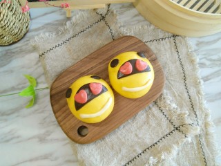 12、花式馒头小色熊,成品图来了，色萌萌的小熊就诞生啦！喜欢就抱走吧！