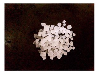 4、冰糖金桔????,干净无油的锅里倒入冰糖