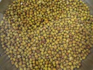 1、荷叶绿豆汤,绿豆洗干净，浸泡1～2小时