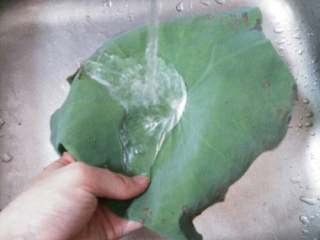 2、荷叶绿豆汤,荷叶洗干净备用，如果大张的荷叶1张就够了，如果小张就2～3张