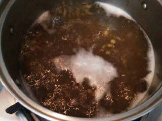 3、荷叶绿豆汤,浸泡好的绿豆倒入锅中，加适量的水，大火煮开后转中火