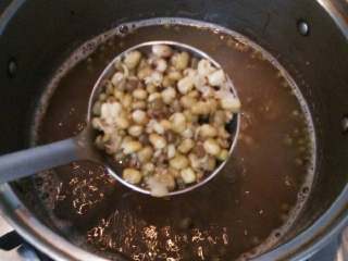 4、荷叶绿豆汤,煮到豆豆裂开就差不多要好了