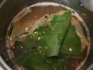 5、荷叶绿豆汤,这时把荷叶撕碎放入锅中，稍煮片刻