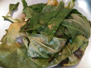 6、荷叶绿豆汤,煮好后把荷叶捞出去掉