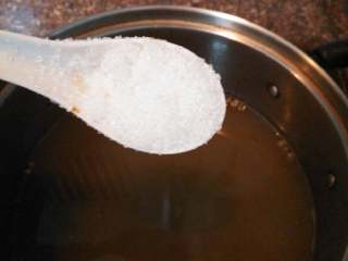 7、荷叶绿豆汤,加入适量白糖就可以吃了