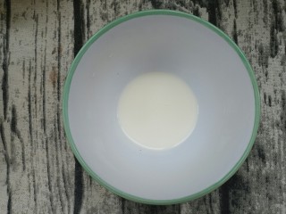 2、美味家庭蛋挞,准备10g淡奶油