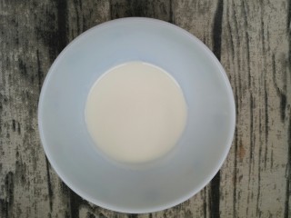 3、美味家庭蛋挞,两者混合,倒入一个碗里