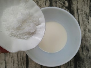 4、美味家庭蛋挞,加入20g白糖