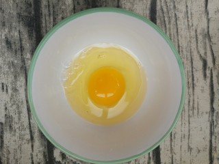 6、美味家庭蛋挞,鸡蛋一整个打入碗中