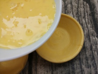 11、美味家庭蛋挞,把制作好的蛋挞水倒入蛋挞皮中。