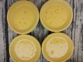 12、美味家庭蛋挞,每一个都倒八分满就可以。