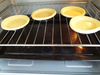 13、美味家庭蛋挞,然后入烤箱烤制,240°上下火,烤十分钟左右就可以