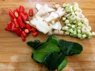 2、冬阴功海鲜汤or火锅,香茅，小米辣切成小圈，南姜切片