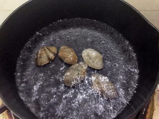 6、冬阴功海鲜汤or火锅,烧一小锅水，沸腾后加入花甲