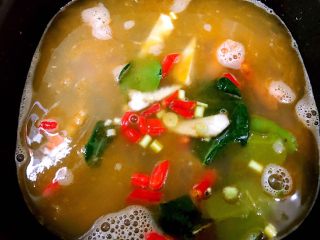 13、冬阴功海鲜汤or火锅,放入香茅，南姜，小米椒，柠檬叶撕成小片才能充分释放香味哦