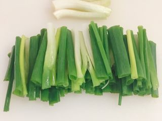 1、葱油拌面,葱洗干净切掉葱白，葱叶切段。