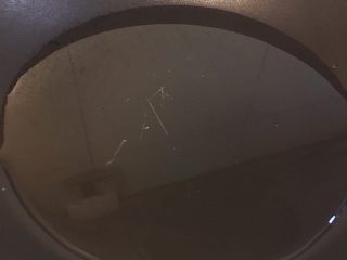 2、葱油拌面,热锅倒入80g油，油量相当于小平底锅盖住锅底。