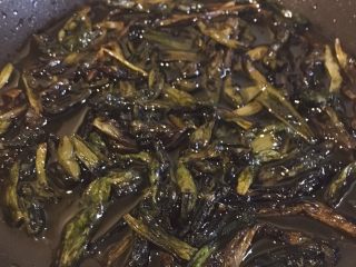 3、葱油拌面,将葱段放入锅内，小火熬葱油，一定要小火，不用扣锅盖，大概需要不少于40分钟，直到葱熬成深褐色，用筷子夹两根尝尝，如果口感是脆脆的就对了。