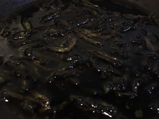 4、葱油拌面,加入65g生抽，45g老抽，30g糖搅拌均匀后，煮到冒泡就可以了。