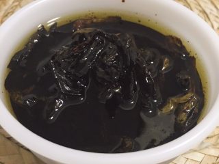 5、葱油拌面,熬好的葱油放在保鲜盒里，吃不完的冷藏。