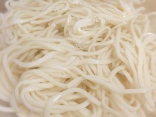 6、葱油拌面,开水下面，煮好的面再过一遍冷水。
