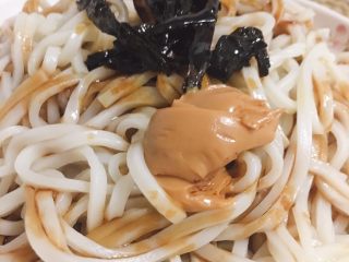 7、葱油拌面,加入5-7勺葱油即可，一个小秘方，再加入一小勺花生酱，吃起来会很香！