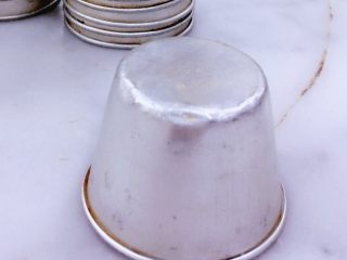 1、焦糖布雷,首先，我们需要这种小模具若干。