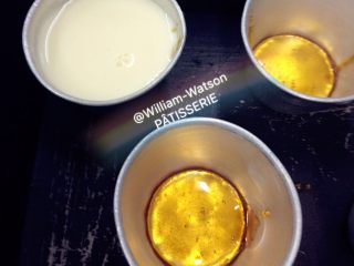 2、焦糖布雷,布雷主体：所有食材依次序混合，白糖溶化后过筛，保证我们的布雷丝般柔滑。注入含有焦糖的小杯中。