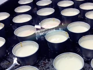 3、焦糖布雷,准备入炉啦！在入炉之前烤盘加水，水浴烤制，我们的小布雷会嫩嫩的。