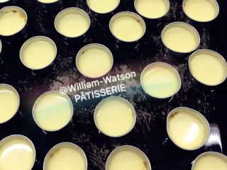 4、焦糖布雷,150℃，35分钟起。最终烘时间由实际状态而定，凝固水嫩即可停止烹饪。这个过程就像孕育baby一般，没有绝对的格式，这也是烘焙最迷人的一面。