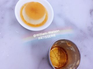 5、焦糖布雷,放凉后，轻按布雷四周，是脱离模具粘连，盖上小碟子翻转向下稍用力一甩，就像玩骰钟，你就会感觉到“噗通”一下“焦糖布雷”在您手中诞生啦！