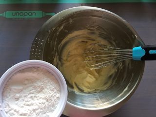 3、可爱印花饼干,加入糖粉均匀混合，再加入玫瑰盐