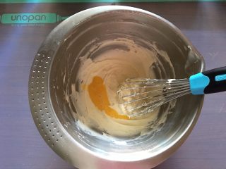 4、可爱印花饼干,分次加入打散的蛋液，并混合均匀