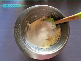 5、可爱印花饼干,加入过筛的低筋面粉，用刮刀或刮板以按压的手法，混合粉类