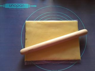 6、可爱印花饼干,将混合好的面团放入保鲜袋，用擀面杖擀成薄片放入冰箱冷藏1小时