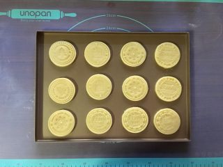 8、可爱印花饼干,将压好的面皮有间距的排放在烤盘